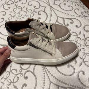 Casual sneakers